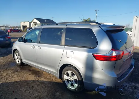 2015 Toyota Sienna Le 8 Passenger z USA, uszkodzony, nr VIN 5TDKK3DC2FS684189